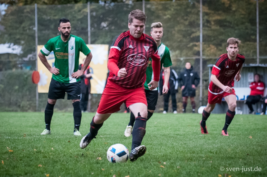 rrHendrik Hahne bei Strafsto zum 1:0 fr Bemerode