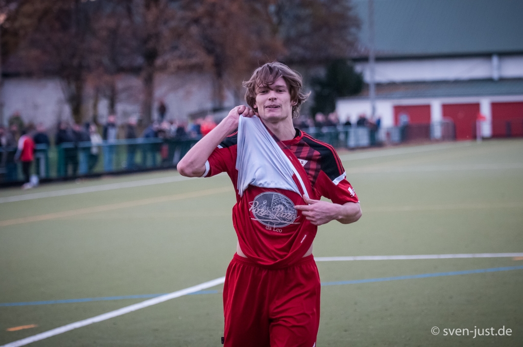 rrNico Cochanski freut sich nach seinem Tor