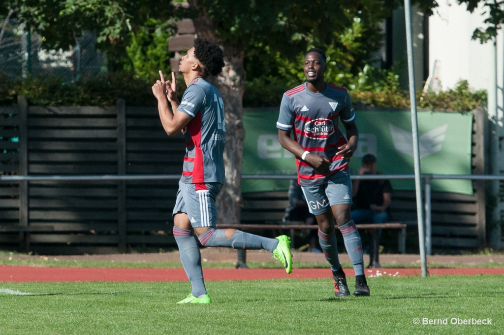 rrJubel nach dem schnellen 1:0