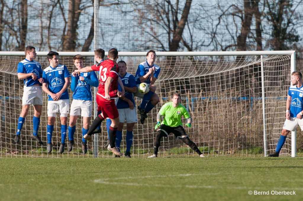 rrDer Ball will nicht ins Tor!