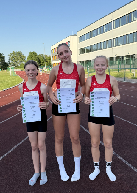 stolze Staffelgirls - Annika, Mara und Clara (von links)