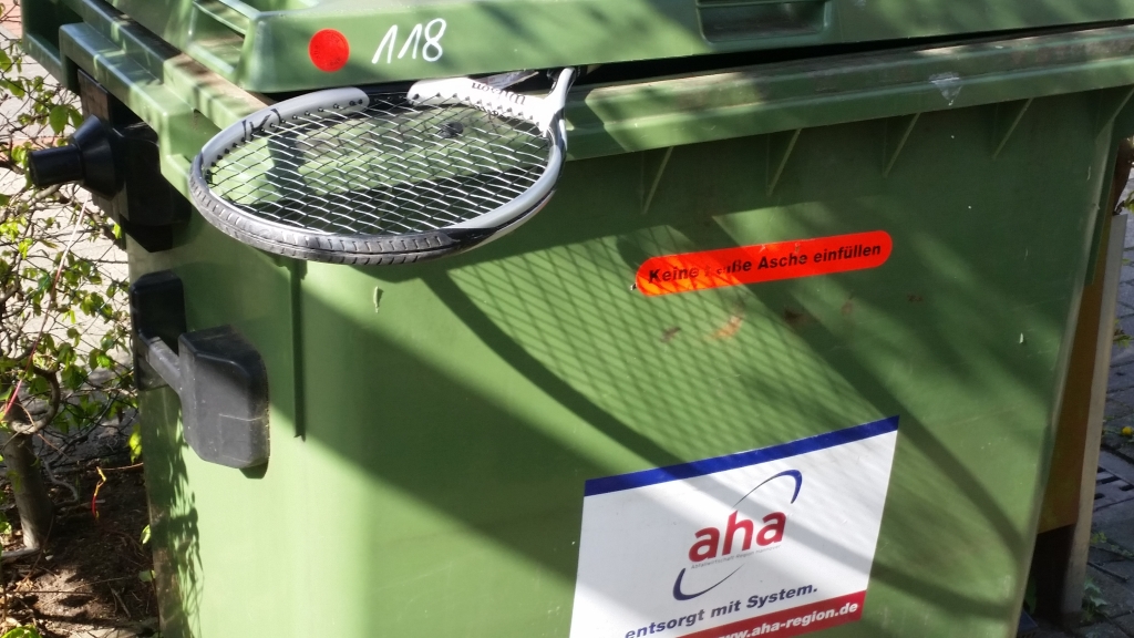 rrAlte Tennisschlger gehren nicht in den Mll